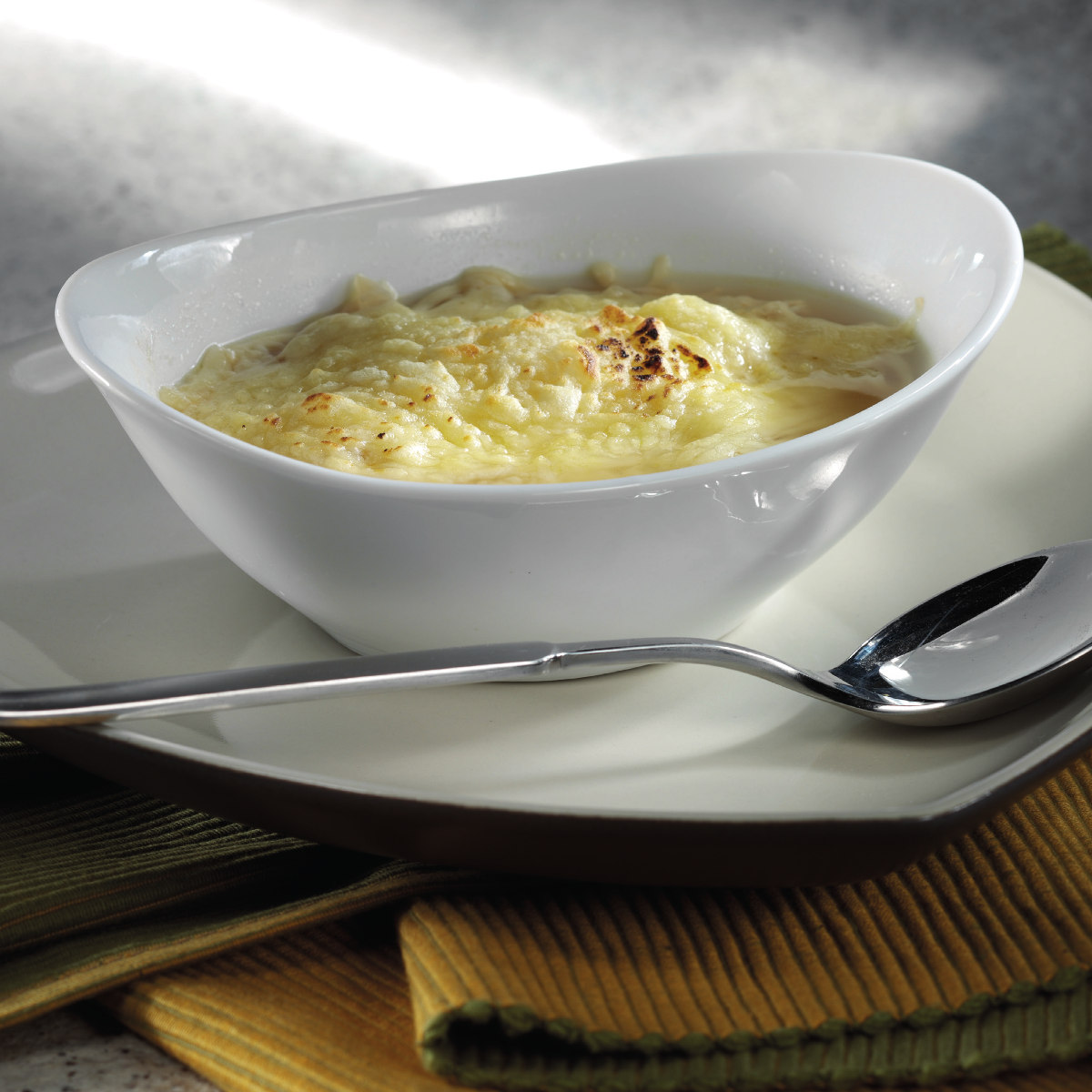 Onion soup au gratin, flavoured with Lindemans Gueuze